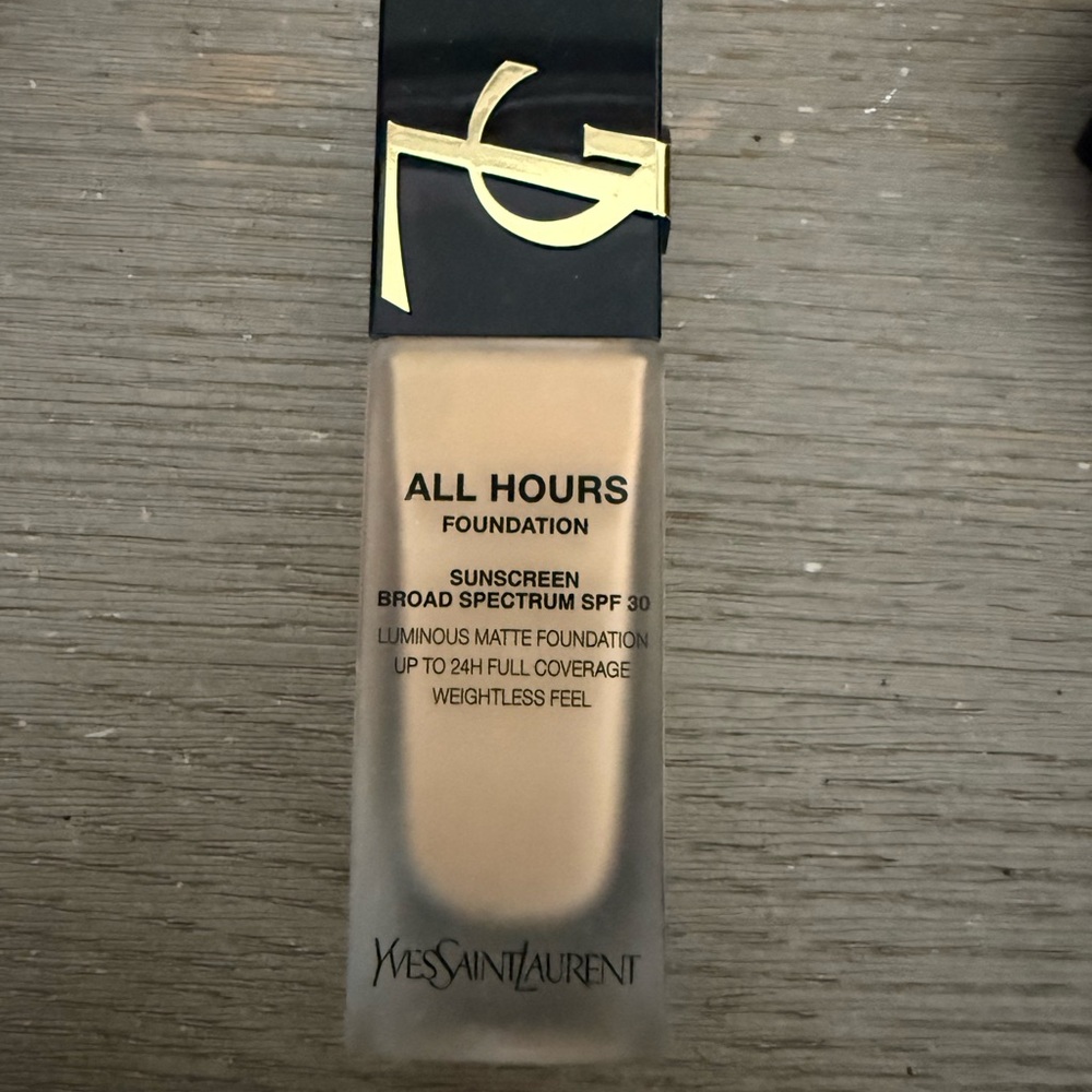Yves saint laurent all hours foundation LN9